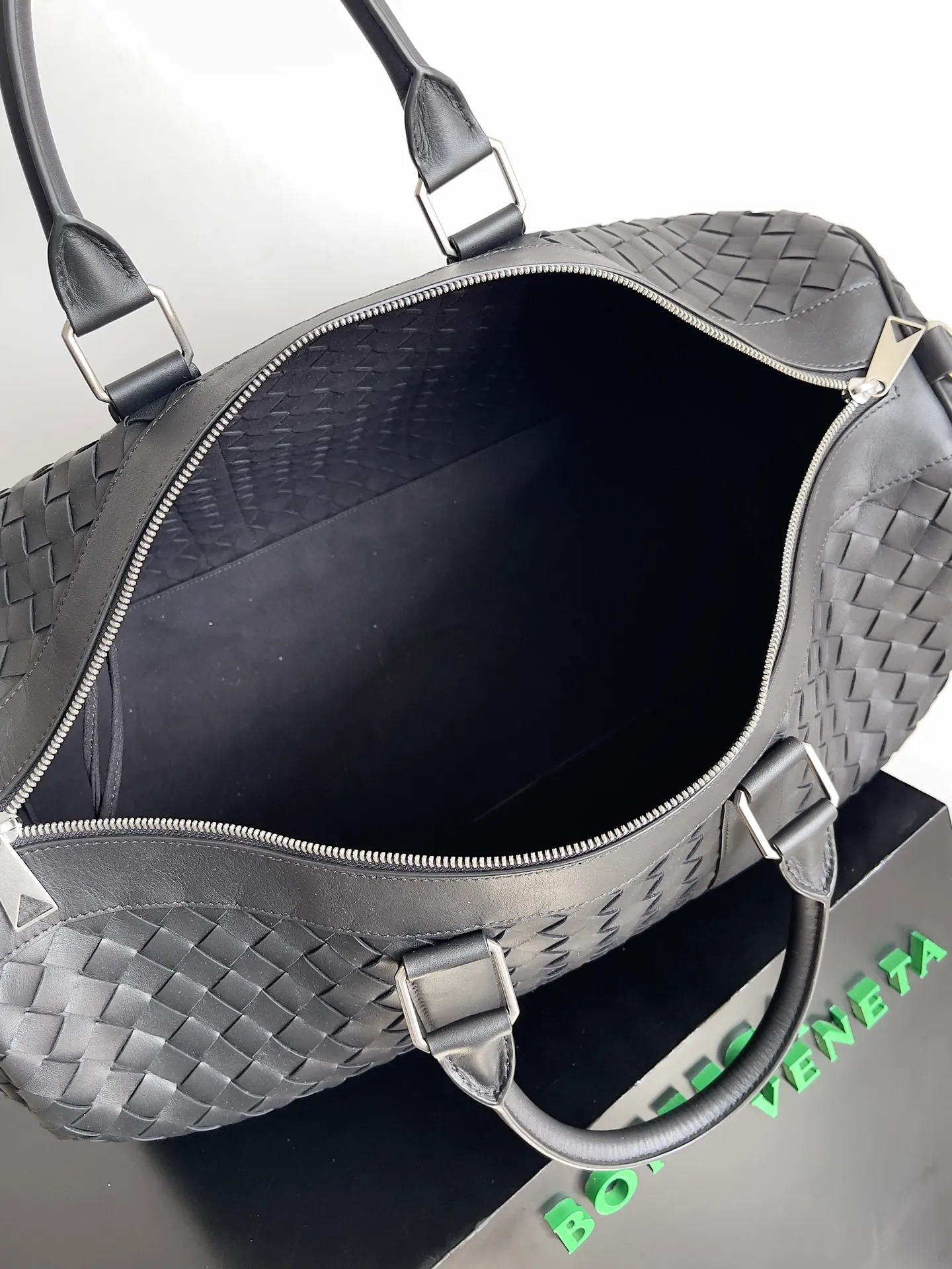 Batch 3560 BV woven large travel bag. A very recognizable travel bag. This travel bag is unique and uses classic weaving technology to make travel exquisite. The large-capacity design meets daily short-distance travel and is very suitable for elites who often travel on business. Style number: 650066 Size: 50*27*24cm